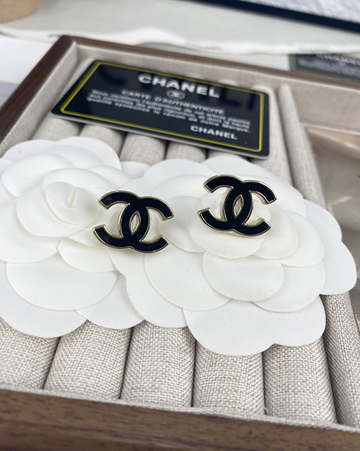 シャネル レディースブラックエナメルのC文字スタッドピアス