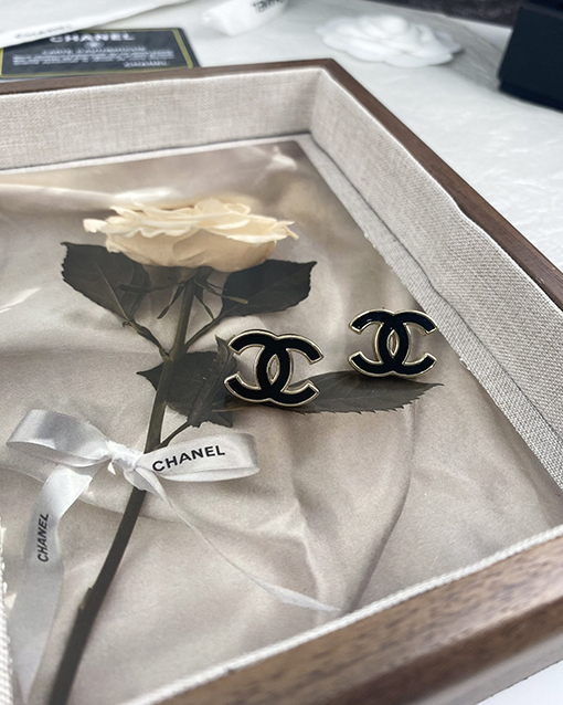 シャネル レディースブラックエナメルのC文字スタッドピアス