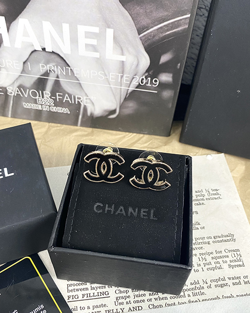 シャネル レディースブラックエナメルのC文字スタッドピアス