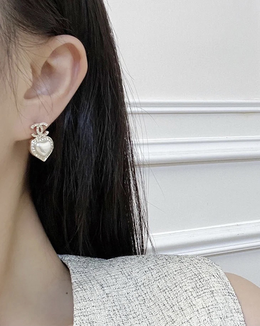 シャネル レディースホワイトハート型樹脂ダブルCイヤリング
