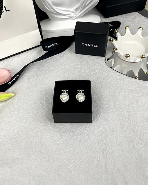 シャネル レディースホワイトハート型樹脂ダブルCイヤリング