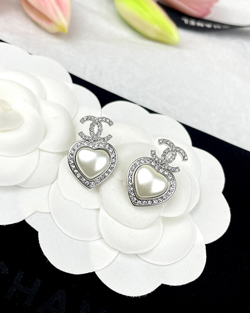 シャネル レディースホワイトハート型樹脂ダブルCイヤリング