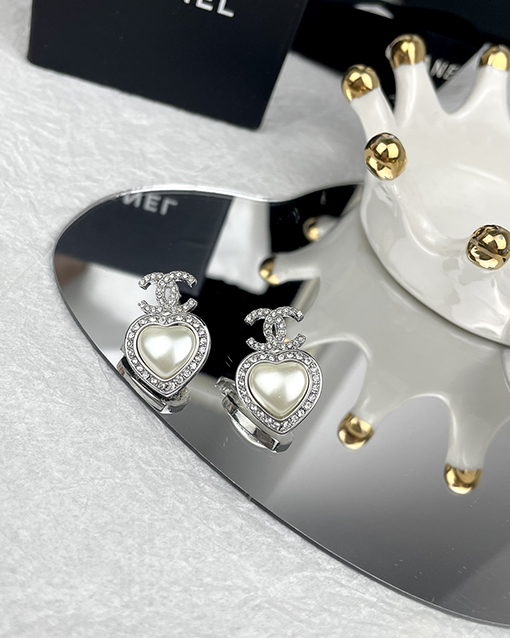 シャネル レディースホワイトハート型樹脂ダブルCイヤリング
