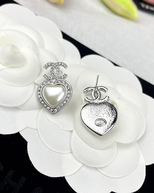 シャネル レディースホワイトハート型樹脂ダブルCイヤリング