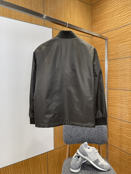 プラダ メタルトライアングルロゴボタンジャケット