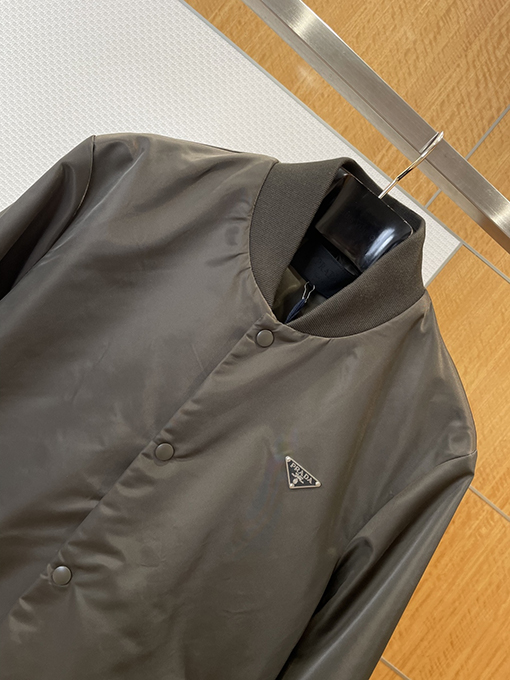 プラダ メタルトライアングルロゴボタンジャケット