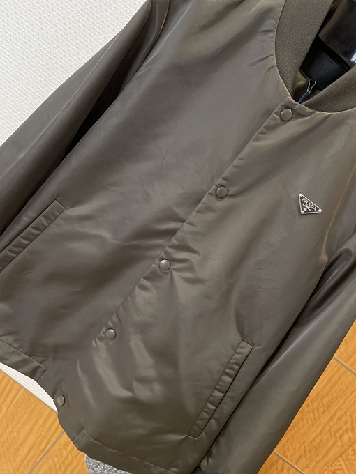 プラダ メタルトライアングルロゴボタンジャケット