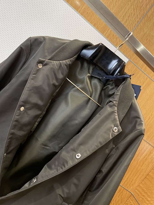 プラダ メタルトライアングルロゴボタンジャケット