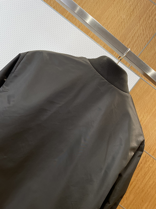 プラダ メタルトライアングルロゴボタンジャケット