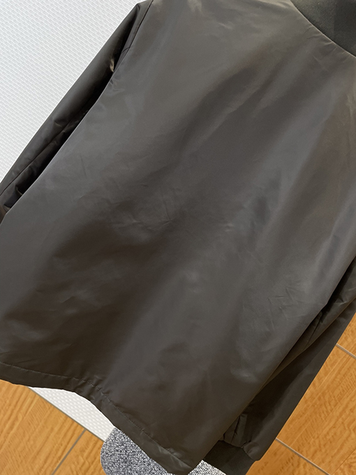 プラダ メタルトライアングルロゴボタンジャケット