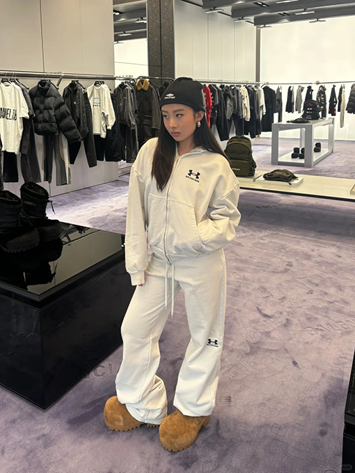 バレンシアガ ロゴ入りジップアップジャケットとストレートレッグパンツのスーツ