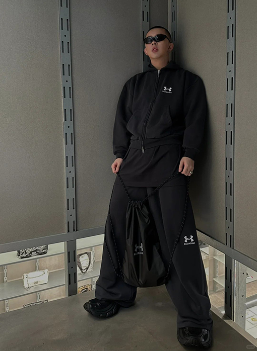 バレンシアガ ロゴ入りジップアップジャケットとストレートレッグパンツのスーツ