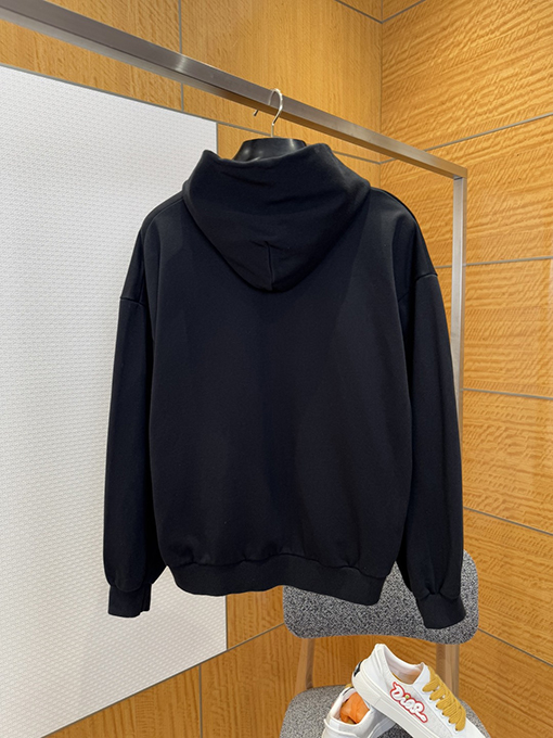 バレンシアガ ロゴ入りジップアップジャケットとストレートレッグパンツのスーツ