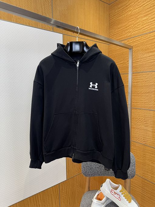 バレンシアガ ロゴ入りジップアップジャケットとストレートレッグパンツのスーツ