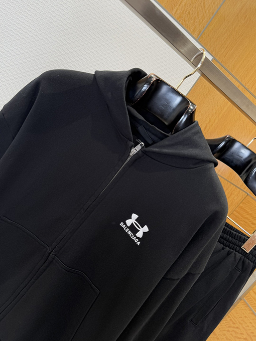 バレンシアガ ロゴ入りジップアップジャケットとストレートレッグパンツのスーツ