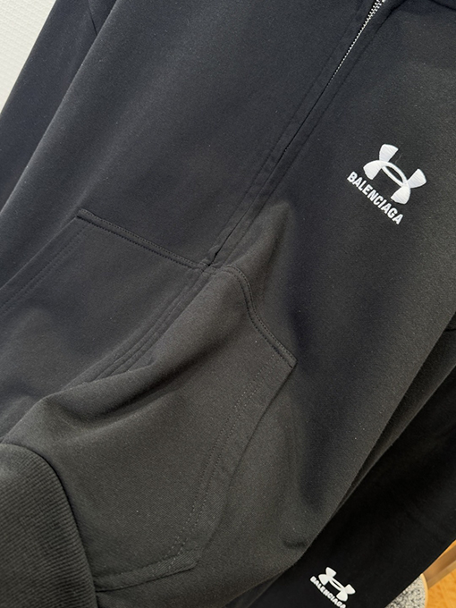 バレンシアガ ロゴ入りジップアップジャケットとストレートレッグパンツのスーツ