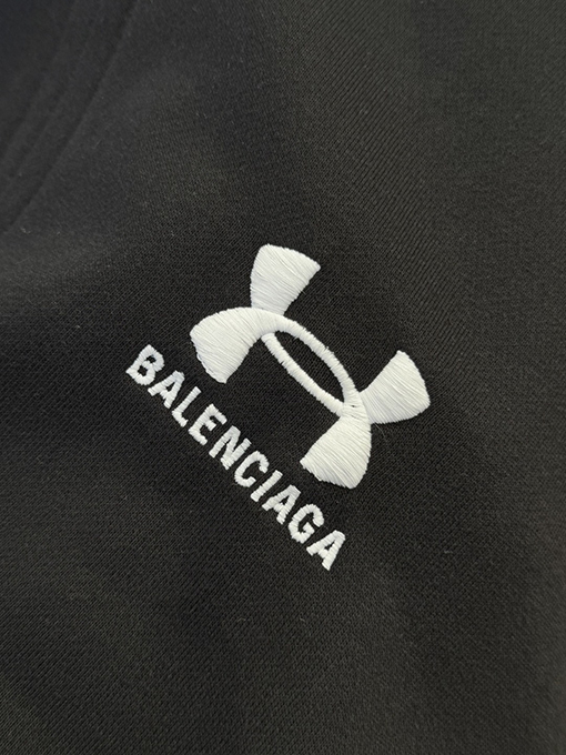 バレンシアガ ロゴ入りジップアップジャケットとストレートレッグパンツのスーツ