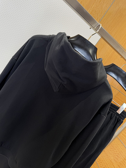 バレンシアガ ロゴ入りジップアップジャケットとストレートレッグパンツのスーツ