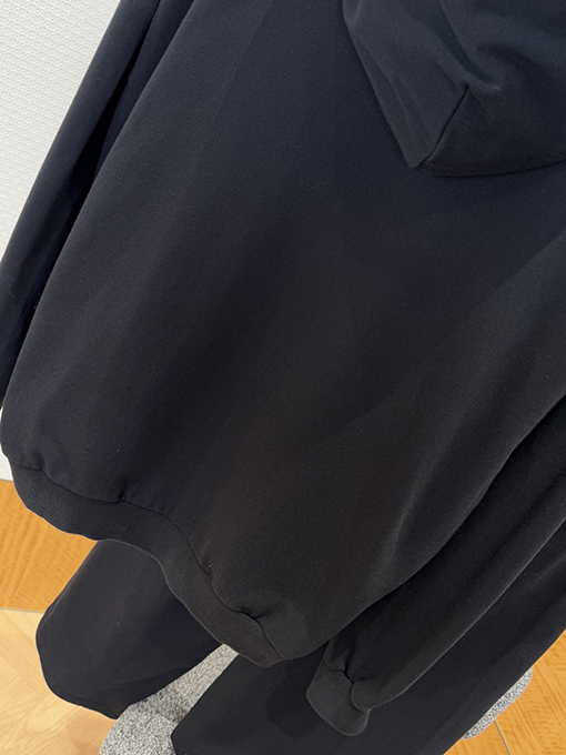 バレンシアガ ロゴ入りジップアップジャケットとストレートレッグパンツのスーツ