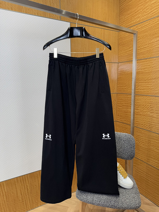 バレンシアガ ロゴ入りジップアップジャケットとストレートレッグパンツのスーツ