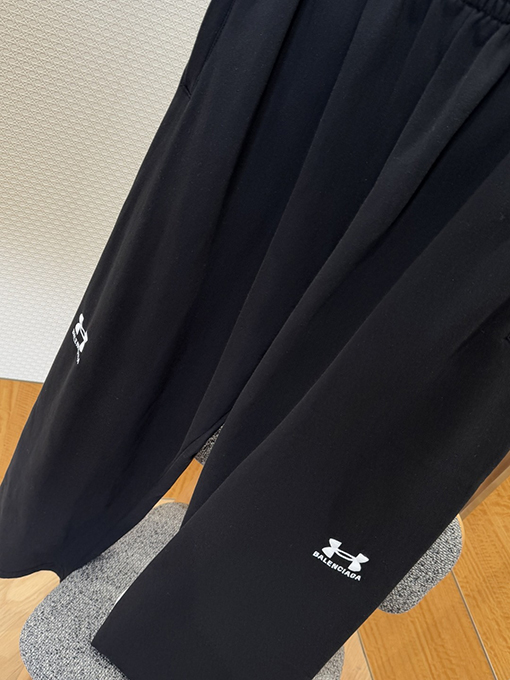 バレンシアガ ロゴ入りジップアップジャケットとストレートレッグパンツのスーツ