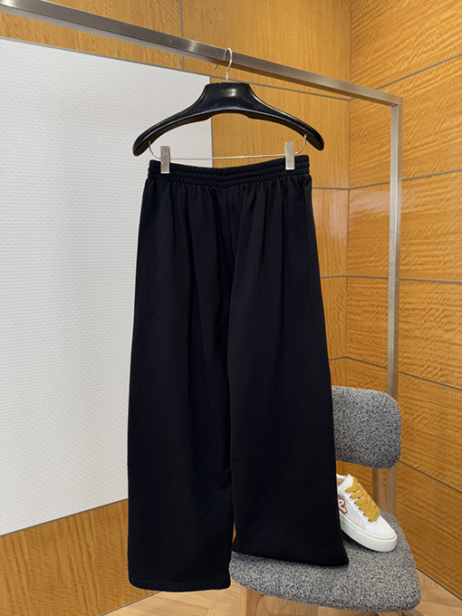 バレンシアガ ロゴ入りジップアップジャケットとストレートレッグパンツのスーツ