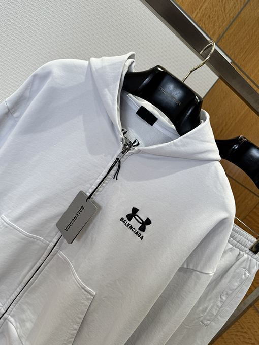 バレンシアガ ロゴ入りジップアップジャケットとストレートレッグパンツのスーツ