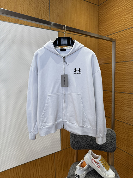 バレンシアガ ロゴ入りジップアップジャケットとストレートレッグパンツのスーツ