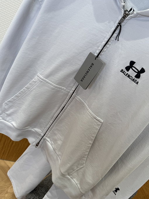 バレンシアガ ロゴ入りジップアップジャケットとストレートレッグパンツのスーツ