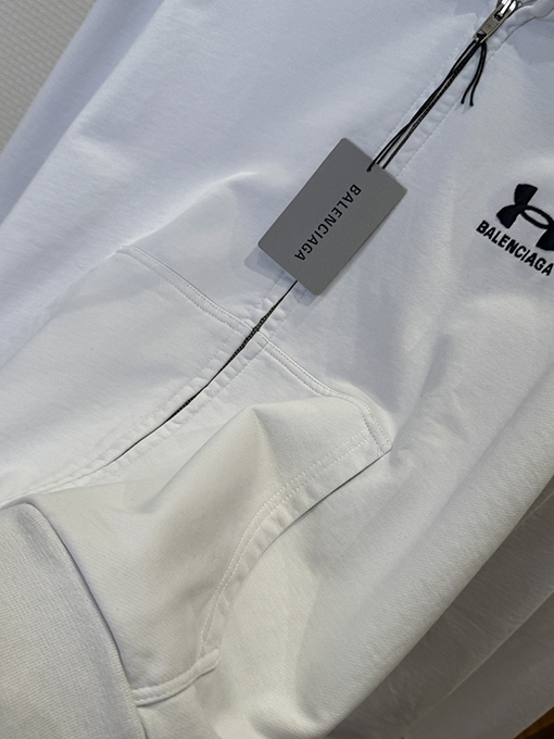 バレンシアガ ロゴ入りジップアップジャケットとストレートレッグパンツのスーツ