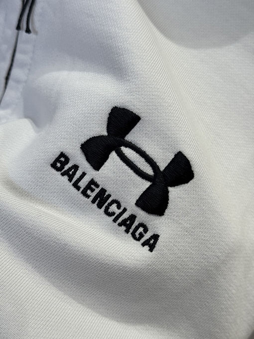 バレンシアガ ロゴ入りジップアップジャケットとストレートレッグパンツのスーツ