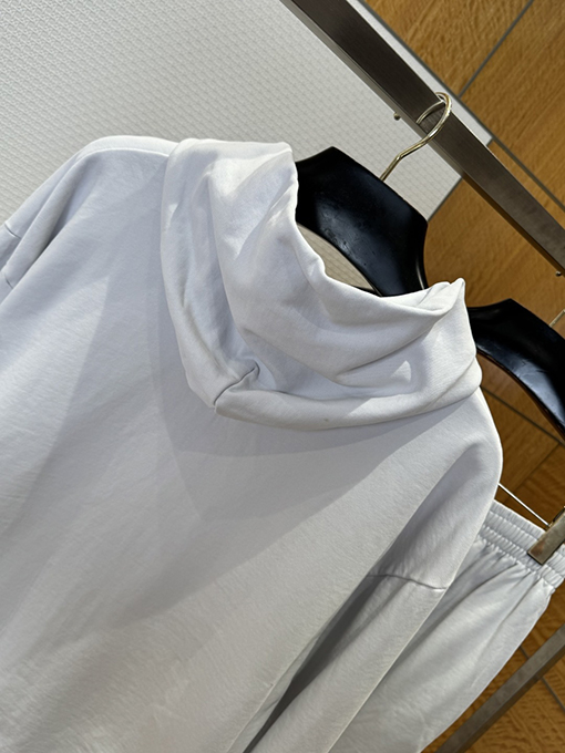 バレンシアガ ロゴ入りジップアップジャケットとストレートレッグパンツのスーツ