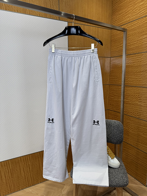 バレンシアガ ロゴ入りジップアップジャケットとストレートレッグパンツのスーツ