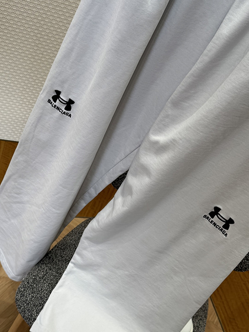 バレンシアガ ロゴ入りジップアップジャケットとストレートレッグパンツのスーツ