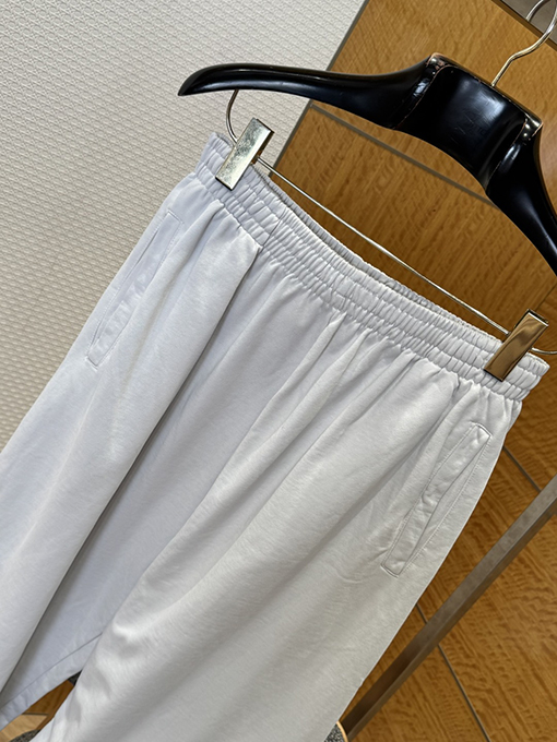 バレンシアガ ロゴ入りジップアップジャケットとストレートレッグパンツのスーツ