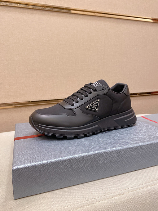 プラダ デパートで最も売れている紳士靴