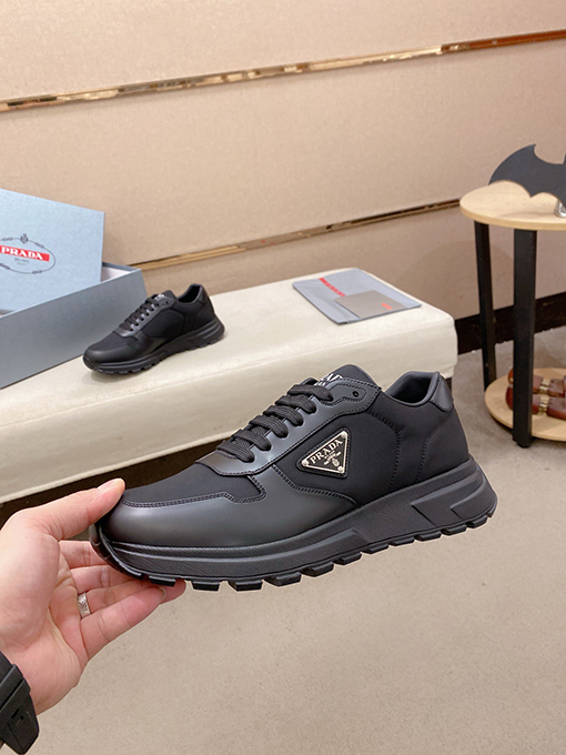 プラダ デパートで最も売れている紳士靴