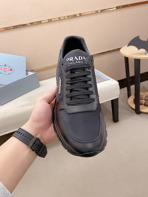 プラダ デパートで最も売れている紳士靴