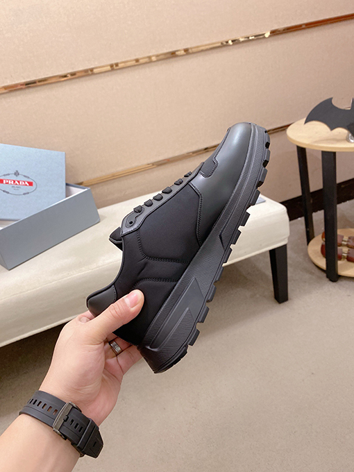 プラダ デパートで最も売れている紳士靴