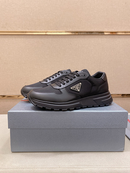 プラダ デパートで最も売れている紳士靴