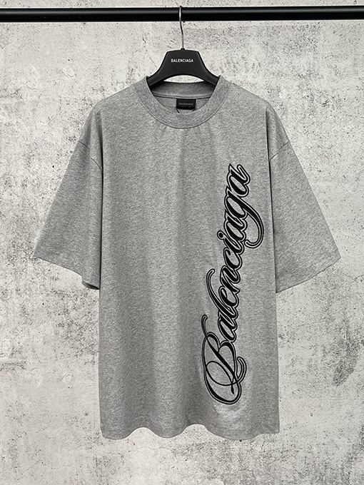 バレンシアガ BALENCIAGA フロントに大きな刺繍ロゴが入った半袖Tシャツ