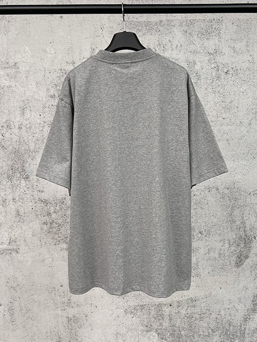 バレンシアガ BALENCIAGA フロントに大きな刺繍ロゴが入った半袖Tシャツ