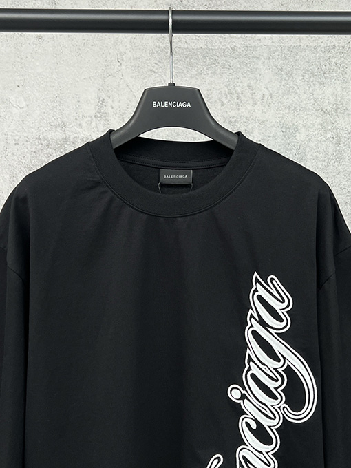 バレンシアガ BALENCIAGA フロントに大きな刺繍ロゴが入った半袖Tシャツ