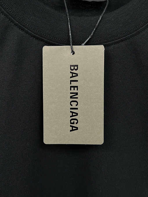バレンシアガ BALENCIAGA フロントに大きな刺繍ロゴが入った半袖Tシャツ