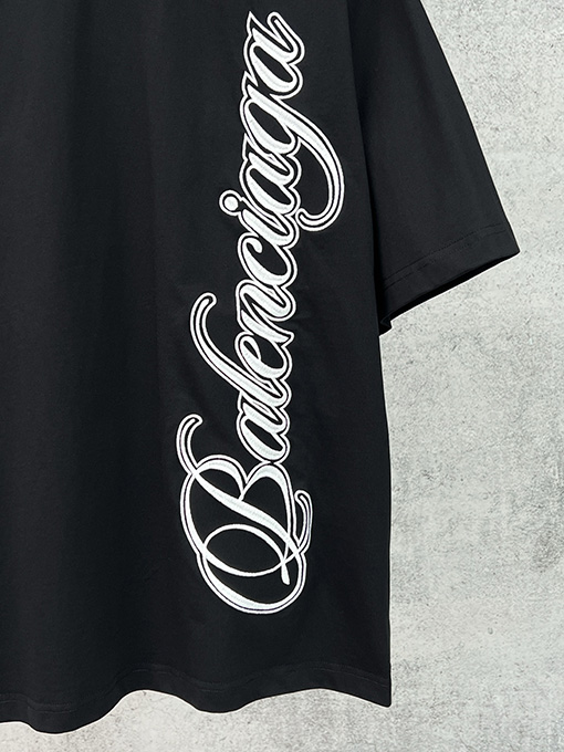 バレンシアガ BALENCIAGA フロントに大きな刺繍ロゴが入った半袖Tシャツ