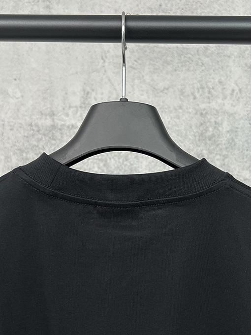 バレンシアガ BALENCIAGA フロントに大きな刺繍ロゴが入った半袖Tシャツ