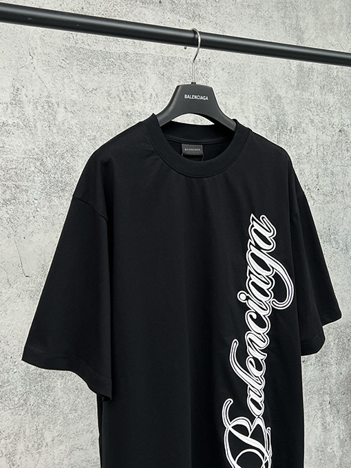 バレンシアガ BALENCIAGA フロントに大きな刺繍ロゴが入った半袖Tシャツ