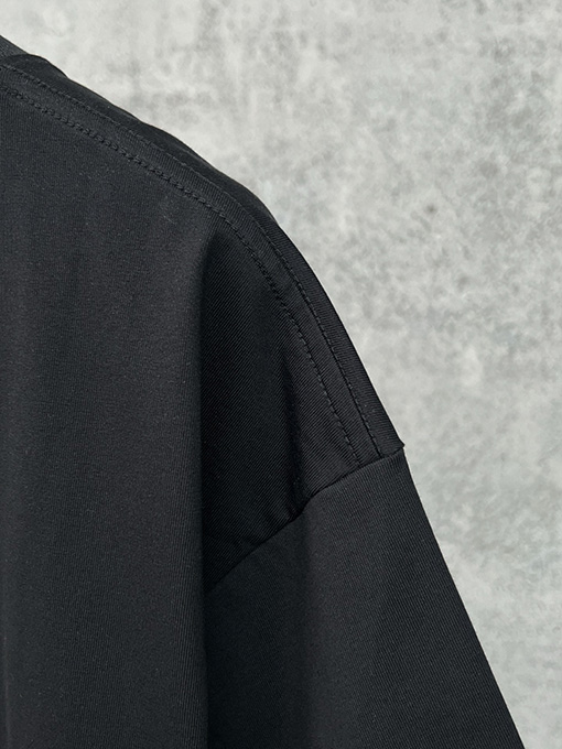 バレンシアガ BALENCIAGA フロントに大きな刺繍ロゴが入った半袖Tシャツ