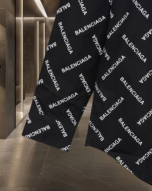 バレンシアガ Balenciaga ランウェイスタイルのオールオーバープリントバレットスクリーンロゴ長袖シャツ