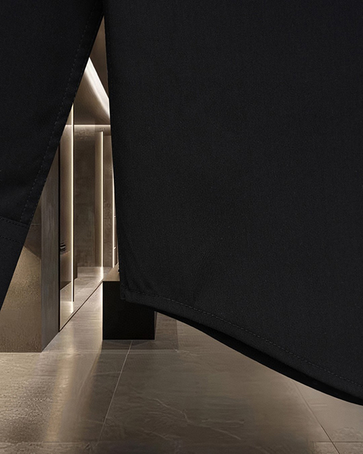 グッチ Gucci 胸元にア​​ンカーロゴの刺繍がされたクラシックな長袖シャツ